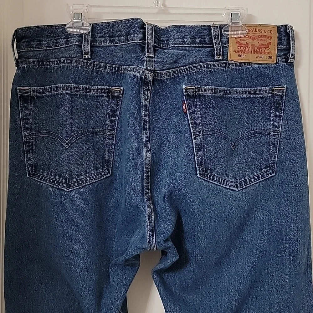Levi's 505 Regular Fit Size 38x30 Medium Wash Blue Jeans, EUC